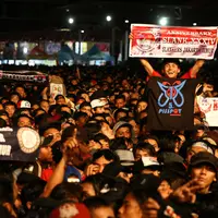 Ribuan slankers sebutan para penggemar musik Slank memadati area konser ulang tahun grup musik idolanya. Grup yang digawangi Kaka dan kawan-kawan itu baru saja menggelar konser ulang tahun ke-34 tahun. (Nurwahyunan/Bintang.com)