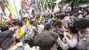 Suasana bentrokan antara polisi dan mahasiswa BEM Se-Jabodetabek di depan Istana Negara, Kamis (12/1). Dalam aksinya mereka menuntut Presiden Jokowi-JK untuk membuat kebijakan yang pro terhadap rakyat. (Liputan6.com/Faizal Fanani)