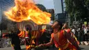 Salah satu atraksi penari reog saat Car Free Day di kawasan Jalan Jenderal Surdirman, Jakarta, Minggu (13/3/2016). Penampilan Reog Ponorogo ini sosialisasi menuju pengakuan UNESCO sebagai warisan budaya dunia. (Liputan6.com/Helmi Fithriansyah)