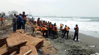 Pemasangan tanggul sabut kelapa di pantai Kemiren, awal Oktober 2018. (Liputan6.com/BPBD CLP/Muhamad Ridlo)