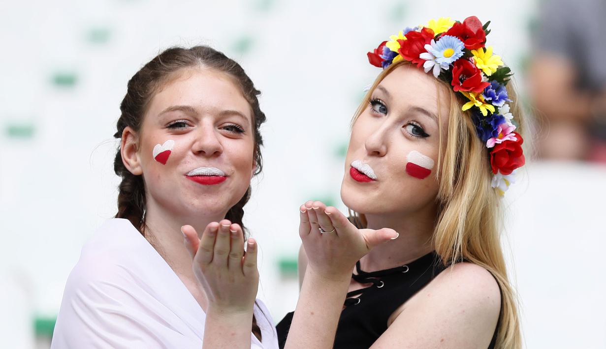 Dua fans cantik Polandia memberi salam sebelum laga antara timnya melawan Swiss pada Piala Eropa 2016 di Stadion Geoffroy-Guichard, Saint-Etienne (26/6/2016) WIB.  (REUTERS/Jason Cairnduff)