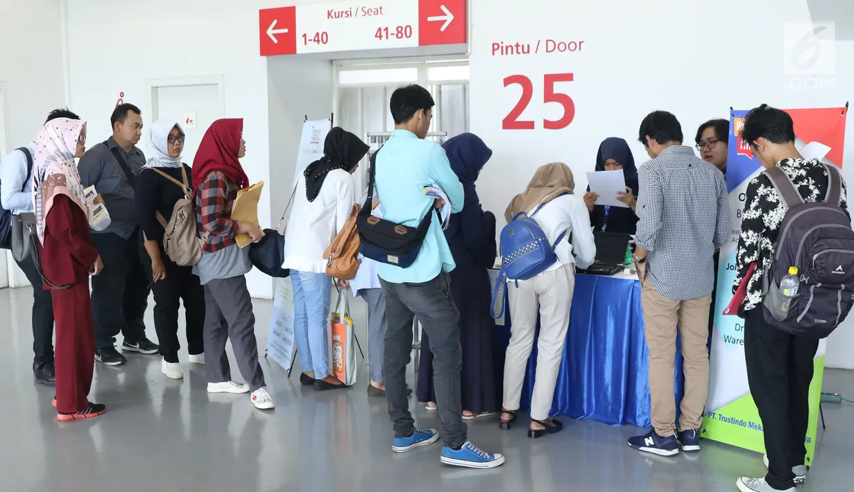 Pencari kerja mengantre di salah satu stand perusahaan saat gelaran Job for Career Festival 2018 di area Stadion Gelora Bung Karno, Jakarta, Selasa (27/11). Gelaran ini diikuti puluhan perusahan baik BUMN maupun swasta. (Liputan6.com/Helmi Fithriansyah)