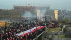 Orang-orang mengibarkan bendera nasional Polandia saat pawai untuk menandai Hari Kemerdekaan Nasional Polandia di Warsawa, Polandia, 11 November 2021. Hari Kemerdekaan Nasional Polandia dirayakan pada 11 November untuk memperingati ulang tahun Republik Polandia Kedua. (Adam Chelstowski/AFP)