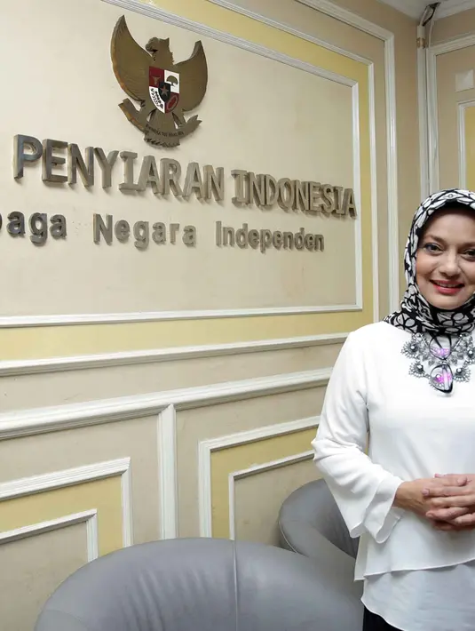 Dampak buruk dirasakan setelah penayangan foto Ikang Fawzi bersama pacarnya Christine Panjaitan semasa muda membuat hubugan Marissa Haque dan Ikang menjadi 'dingin'. Hal itu disampaikan Marissa saat di kantor Komisi Penyiaran Indonesia (KPI). (Deki Prayog