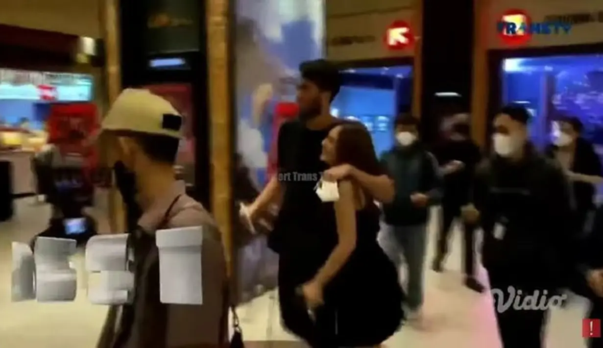 Bak remaja dimabuk asmara, mereka tampak berangkulan mesra saat hadiri konferensi pers SERIGALA TERAKHIR 2 di sebuah mall. Lengan Sabda merengkuh bahu Wulan.(instagram.com/wulanguritno/sabdaahessa)