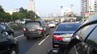 Diwarnai kecelakaan beruntun, kondisi lalu lintas Jakarta pagi ini terpantau padat merayap.