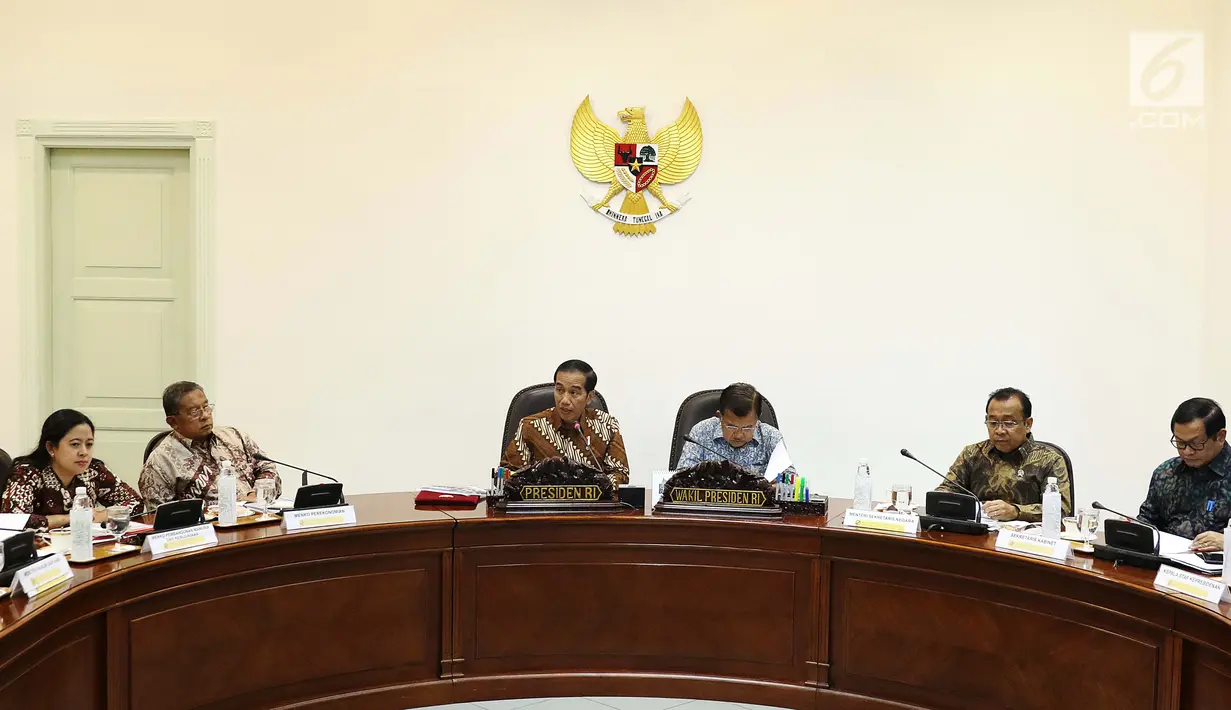 Sejumlah menteri Kabinet Kerja mengikuti rapat terbatas yang dipimpin Presiden Jokowi didampingi Wapres Jusuf Kalla di Kantor Presiden, Jakarta, Selasa (18/7). Rapat terbatas itu membahas peraturan transportasi online. (Liputan6.com/Angga Yuniar)