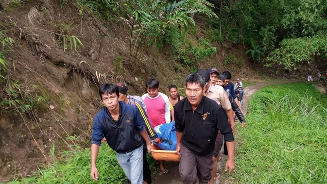 Penumpang Bus AKAP Bengkulu-Palembang yang meninggal dunia dievakuasi (Dok. Humas Basarnas Palembang / Nefri Inge)