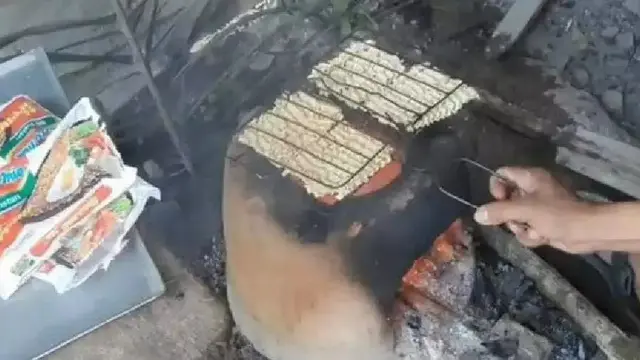 6 Potret Nyeleneh Orang Masak Pakai Kayu Bakar Ini Bikin Tepuk Jidat