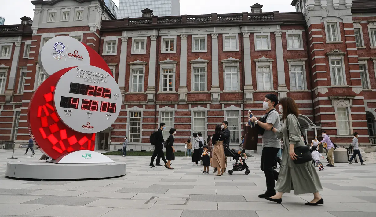 Pengunjung terlihat di lokasi wisata Stasiun Tokyo, Jepang, 4 Oktober 2020. Jepang memasukkan Tokyo dalam program subsidi perjalanan domestik yang disebut kampanye Go To Travel mulai 1 Oktober, setelah pada Juli lalu Tokyo tidak memenuhi syarat akibat lonjakan kasus COVID-19. (Xinhua/Du Xiaoyi)