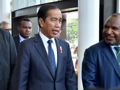 Presiden Indonesia Joko Widodo atau Jokowi (kiri) disambut oleh Perdana Menteri Papua Nugini James Marape (kanan) di APEC Haus menjelang pertemuan bilateral di Port Moresby, Papua Nugini, Rabu (5/7/2023). Setibanya di Port Moresby, Presiden Jokowi disambut langsung oleh PM Papua Nugini James Marape. (ANDREW KUTAN/AFP)