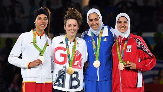Atlet taekwondo wanita, Kimia Alizadeh Zenoorin (Iran) dan Hedaya Wahba Malak (Mesir), meraih medali perunggu di kelas 57 kg, Kamis (18/8/2016). (AFP/Kiriil Kudryavtsev)