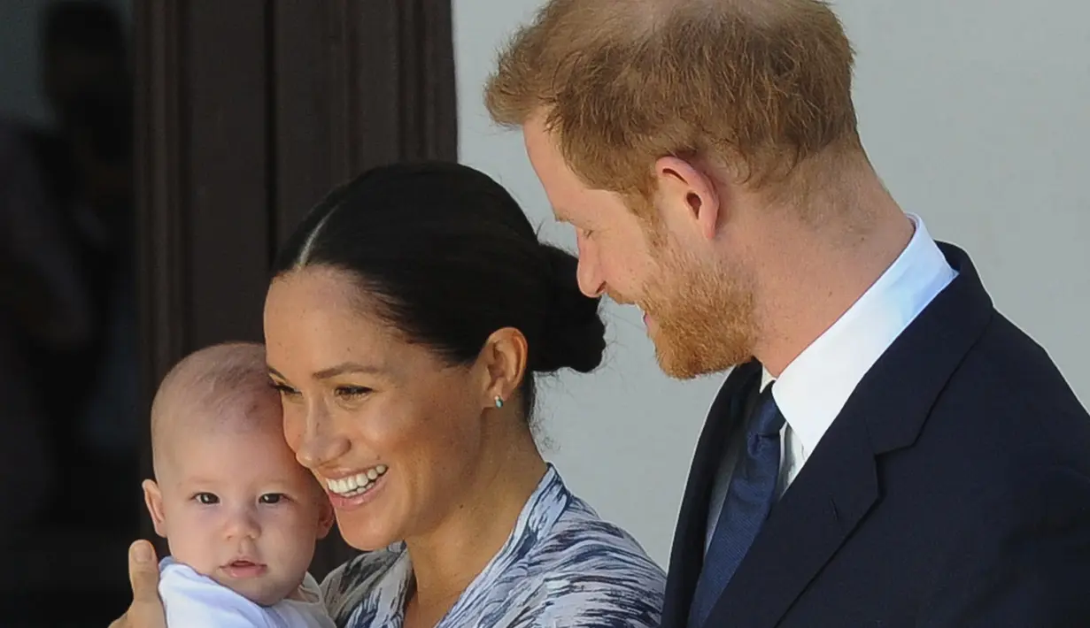 Pangeran Harry dan Meghan Markle, bersama anak mereka Archie yang berusia 8 bulan, akan membagi waktu antara Inggris dan Amerika. Mereka akan tetap melaksanakan tugas untuk Ratu Elizabeth II dan petugas Kerajaan. (Photo by HENK KRUGER / POOL / AFP)