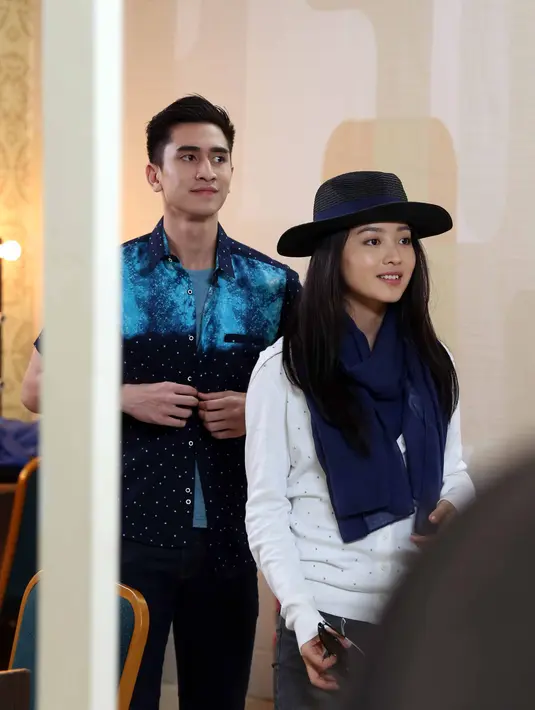 Meski bahagia bisa bertemu ibunya, bukan lantas membuatnya hidup enak. Kesedihan Cinta lantaran sang adik tiri Indah diperankan Megan Domani tidak menerima kehadirannya. Indah tidak mau menganggap Cinta sebagai kakak. (Bambang E. Ros/Bintang.com)