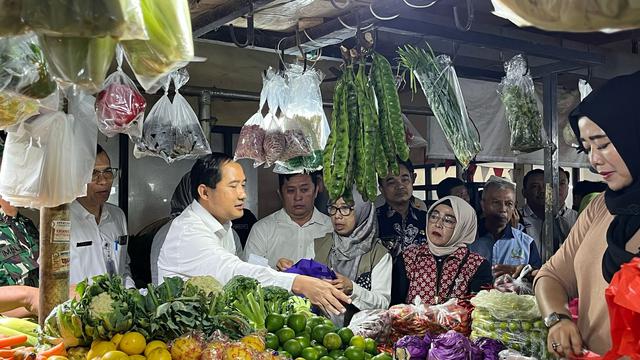 Wakil Wali Kota Depok, Chandra Rahmansyah saat belusukan di Pasar Cisalak, Depok