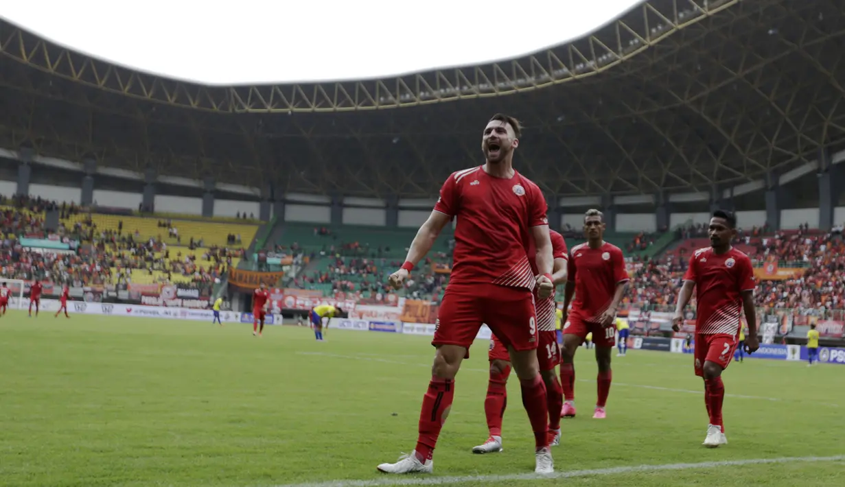 Striker Persija Jakarta, Marko Simic, merayakan gol yang dicetaknya ke gawang 757 Kepri Jaya pada laga Piala Indonesia di Stadion Patriot Bekasi, Jawa Barat, Rabu (23/1). Persija menang 8-2 atas Kepri. (Bola.com/Yoppy Renato)
