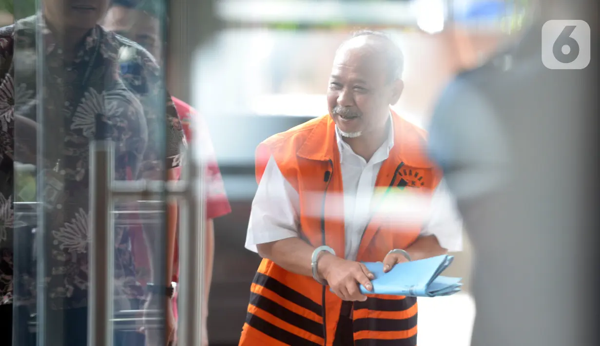 Mantan anggota DPRD Kota Bandung Kadar Slamet saat tiba di Gedung KPK, Jakarta, Jumat (21/2/2020). Kadar akan menjalani pemeriksaan pertama sebagai tersangka terkait dugaan korupsi pengadaan tanah untuk ruang terbuka hijau di lingkungan Pemkot Bandung Tahun 2012-2013. (merdeka.com/Dwi Narwoko)