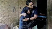 Menparekraf Sandiaga Uno saat memeluk nenek Painah (78) yang mengidap penyakit asma selama 32 tahun di Trenggalek. (Dian Kurniawan/Liputan6.com).