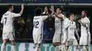 Para pemain Real Madrid merayakan keberhasilan menaklukkan Villarreal. Kemenangan ini membuat Real Madrid tetap memimpin klasemen Liga Spanyol, sedangkan Villarreal tertahan pada posisi keenam. (EPA/Miguel Angel Pozo)