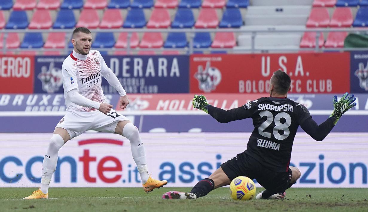 Bola rebound dari tendangan penalti yang gagal dilakukan oleh Zlatan Ibrahimovic langsung disambar Ante Rebic dengan tembakan kaki kanan. (Foto: AP/LaPresse/Spada)