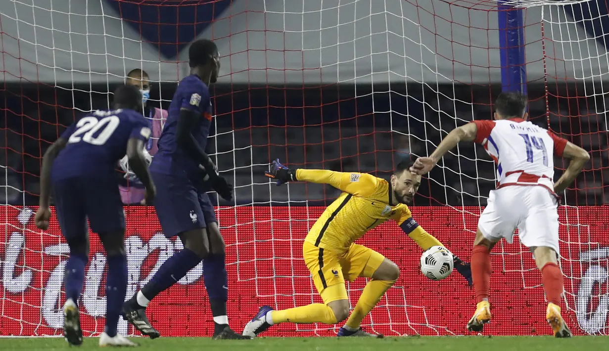 Kiper Prancis Hugo Lloris (kedua kanan) melakukan penyelamatan di depan pemain Kroasia Ante Budimir (kanan) pada pertandingan UEFA Nations League di Stadion Maksimir, Zagreb, Kroasia, Rabu (14/10/2020. Prancis menang dengan skor 2-1. (AP Photo/Darko Bandic)