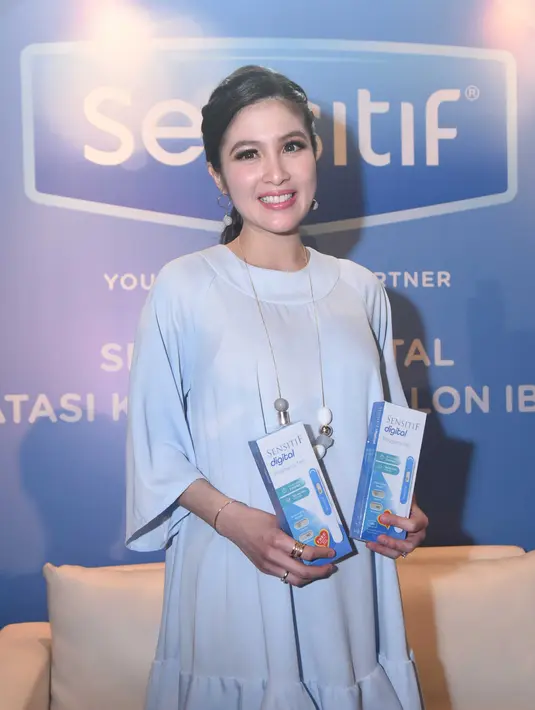 "Kadang setiap di rumah, saya suka mual. Aduh, saat lihat suami saya apa lagi, semakin mual.  Saya kan saat mual nggak bisa cantik, aduh lihat suami saya tetap rapi tambah kece, aduh kurang ajar banget ya," papar Sandra Dewi. (Nurwahyunan/Bintang.com)