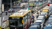 Bus Transjakarta melintas di Kawasan Mampang, Jakarta, Rabu (24/6/2015). Pemprov DKI Jakarta berencana meninggikan jalur bus Transjakarta dengan memasang movable concrete barrier (MCB) dan pintu otomatis. (Liputan6.com/Faizal Fanani)