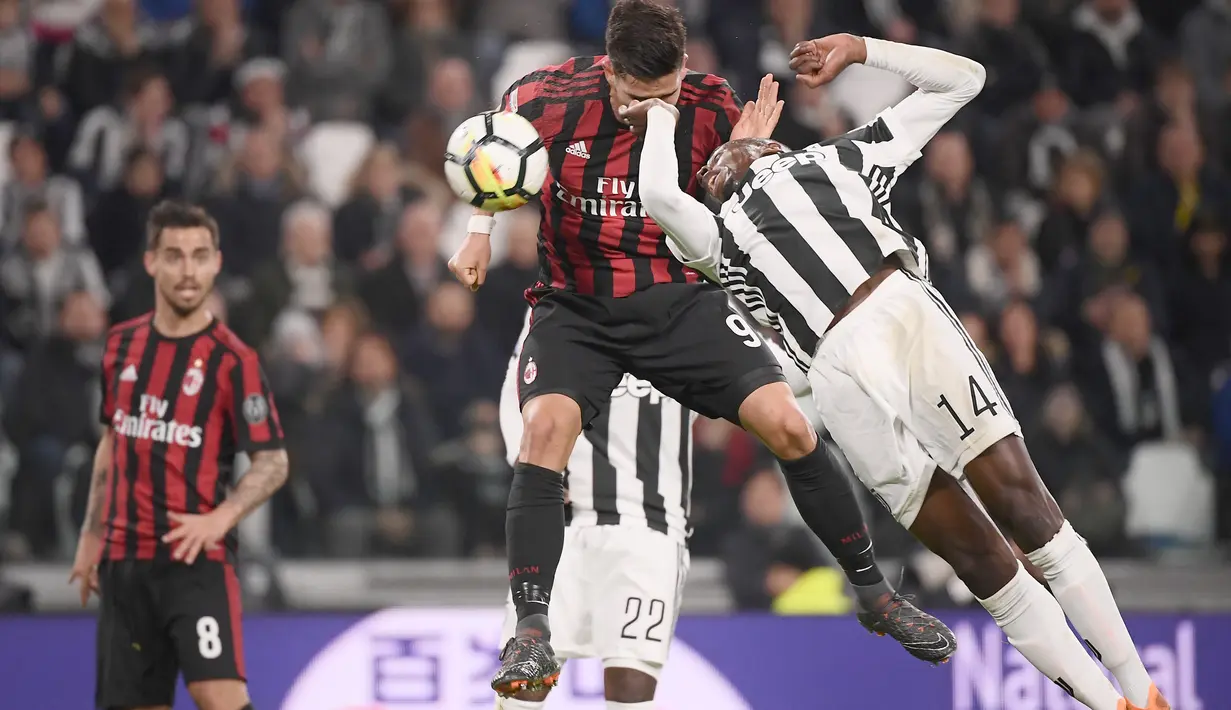 Duel pemain AC Milan, Andre Silva (tengah) dan pemain Juventus, Blaise Matuidi pada laga Serie A di Allianz Stadium, Turin, (31/3/2018). Juventus menang 3-1. (AFP/Marco Bertorello)