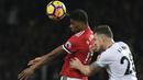 Pemain Manchester United, Marcus Rashford (kiri) berduel dengan pemain Burnley, Kevin Long (kanan) pada lanjutan Premier League di Old Trafford,  Manchester (26/12/2017).  MU bermain imbang 2-2. (AFP/Lindsey Parnaby)