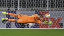 Kiper Villarreal, Geronimo Rulli berhasil menepis eksekusi penalti kiper Manchester United, David De Gea dalam babak adu penalti laga final Liga Europa 2020/2021 di Gdansk Stadium, Polandia, Rabu (26/5/2021). Villarreal menang 12-11 (1-1) atas Manchester United. (AP/Adam Warzawa/Pool)