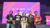 Jurnalis SCTV Fedhly Averouss Bey (kiri) mendapat penghargaan terbaik "Creative Journalist" Asian Para Games 2018 untuk kategori Creative Journalist. Sementara SCTV mendapatkan penghargaan Silver sebagai "Productive Online Media". (Istimewa)