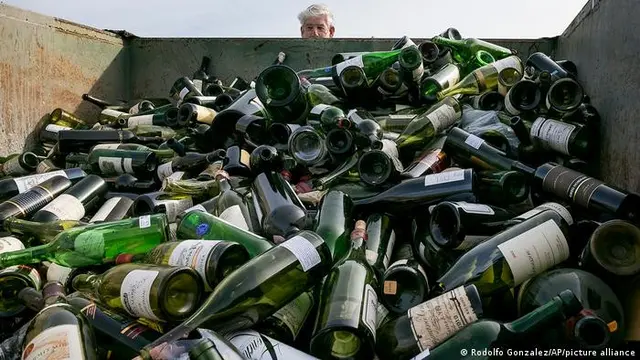 Lebih dari 500 botol anggur palsu dihancurkan di fasilitas daur ulang dan kompos Texas Disposal Systems di Austin, Texas pada 10 Desember 2015.