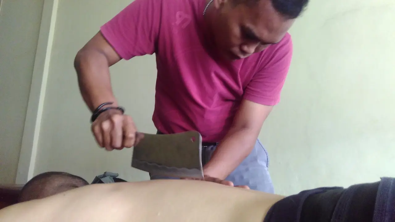 Dipijat Pakai Golok Tajam di Bandung, Berani Coba?