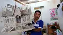 Seorang warga binaan menunjukan rumah gadang dari lintingan koran yang dikerjakan sekitar dua minggu di Lapas Kelas 1 Tangerang, Kota Tangerang.(29/10). (Liputan6.com/Fery Pradolo)