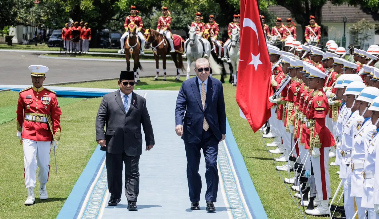 Selanjutnya, kedua kepala negara itu melakukan pemeriksaan pasukan upacara. (YASUYOSHI CHIBA/AFP)