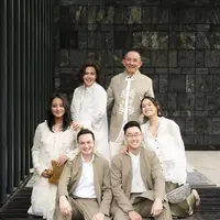 Busana lebaran keluarga Maudy Ayunda dengan pilihan outfit bernuansa olive hijau (Instagram/@maudyayunda)