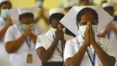 Perawat saat memperingati Hari Perawat Internasional di Kolombo, Sri Lanka, Selasa (12/5/2020). WHO mendesak pemerintah dunia memastikan keselamatan, kesehatan, hingga dukungan keuangan untuk perawat di tengah pandemi COVID-19. (Ishara S. KODIKARA/AFP)
