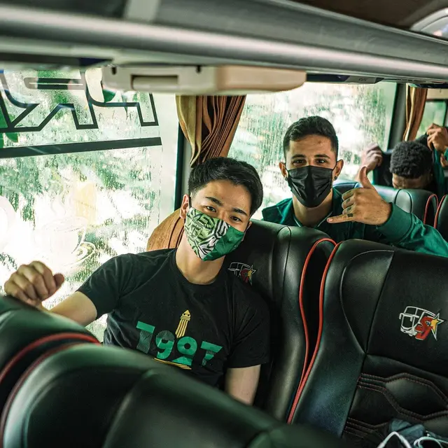 Berangkat ke Jakarta, Ini 6 Potret Punggawa Persebaya saat di Bus