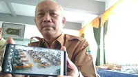 Kepala sekolah SMAN 2 Kota Cirebon memantau pelaksanaan UNBK melalui Cctv sekolah yang terkoneksi dengan gawainya. Foto (Liputan6.com / Panji Prayitno)