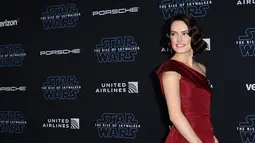 Aktris Daisy Ridley berpose saat menghadiri pemutaran perdana film Disney "Star Wars: The Rise Of Skywalker" di Hollywood, California (16/12/2019). Daisy Ridley tampil mengenakan  sepasang stiletto merah enam inci runcing, dihiasi di bagian depan dengan batu delima yang berkilau. (AFP/Valerie Macon)