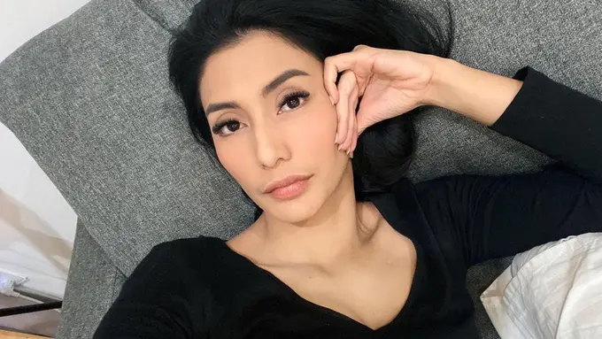 FOTO: Gaya OOTD Tyas Mirasih dengan Baju Hitam, Menawan