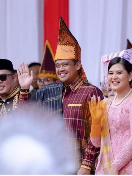 Kahiyang juga tampil dengan kebaya brokat pink dipadukan selendang songket warna serasi. Dengan hiasan rambut khas perempuan Batak dan aksesori kalung mutiaranya. [@ayanggkahiyang]