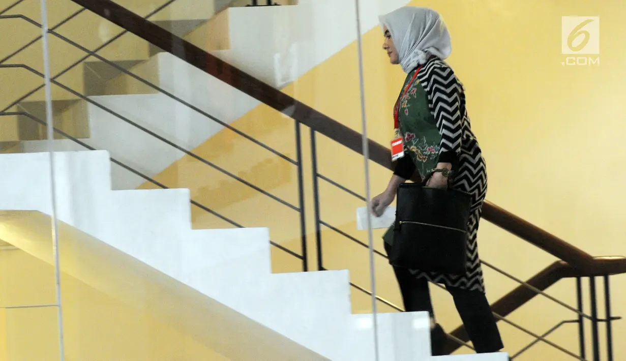 Dirut Pertamina, Nicke Widyawati (hijab) menaiki tangga untuk menjalani pemeriksaan di Gedung KPK, Jakarta, Senin (10/6/2019). Nicke Widyawati diperiksa sebagai saksi untuk tersangka mantan Dirut PLN Sofyan Basir terkait kasus dugaan suap proyek pembangunan PLTU Riau-1. (merdeka.com/Dwi Narwoko)