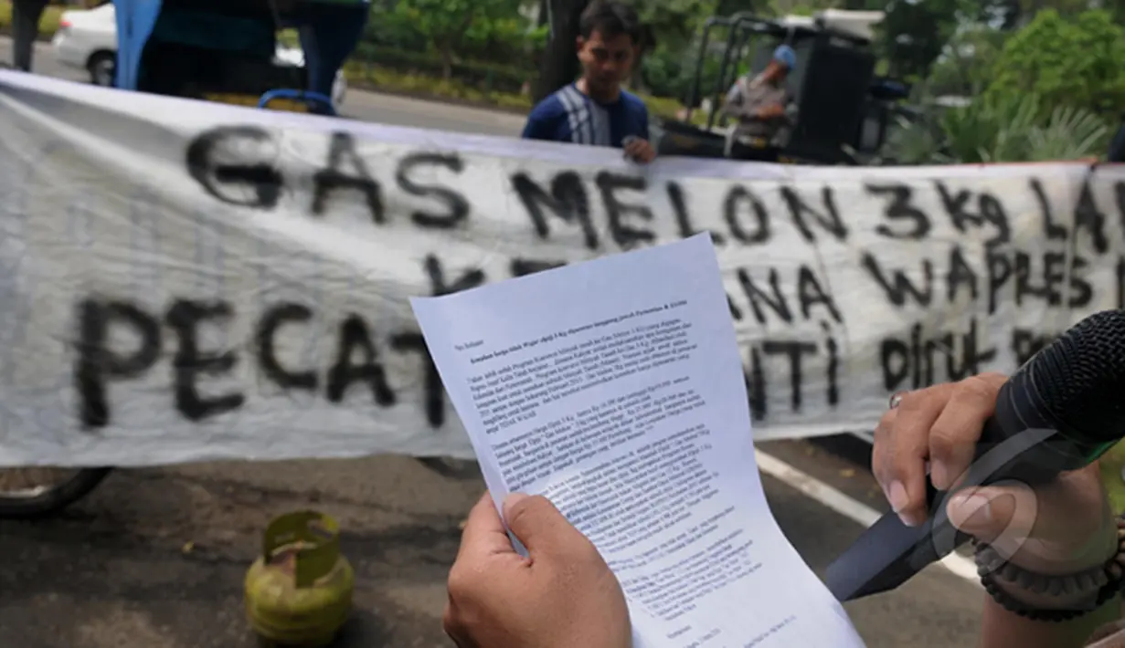 Seorang massa saat membacakan Pers Release tentang kenaikan harga Gas Elpiji 3Kg di depan Istana Wakil Presiden, Jakarta, Selasa (3/3/2015). Dalam aksinya mereka menuntut Wapres Jusuf Kalla untuk menstabilkan harga elpiji 3kg. (Liputan6.com/Johan Tallo)