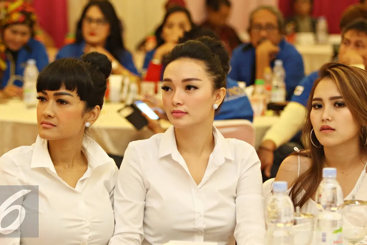 Trio Cecepy yang beranggotakan Julia Perez, Zaskia Gotik dan Ayu Ting Ting