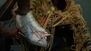 Seekor ikan arapaima atau Pirarucu berhasil terjaring oleh nelayan di Sungai Amazon, Volta do Bucho, Ituxi Reserve, Brasil, 20 September 2017. Daging Pirarucu dikenal sangat lezat dan lidahnya dapat dijadikan obat di Amerika Selatan. (CARL DE SOUZA/AFP)