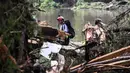 Anggota tim pencari dan penyelamat mencari orang-orang di dekat Camp Mystic, tempat di mana sedikitnya 20 anak perempuan hilang setelah banjir bandang di Hunt, Texas, Amerika Serikat pada 5 Juli 2025. (RONALDO SCHEMIDT/AFP)