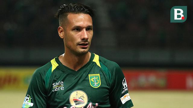 Persebaya Dapat Kartu Merah Raphael Maitimo Sebut Psis Bermain Kotor Indonesia Bola Com