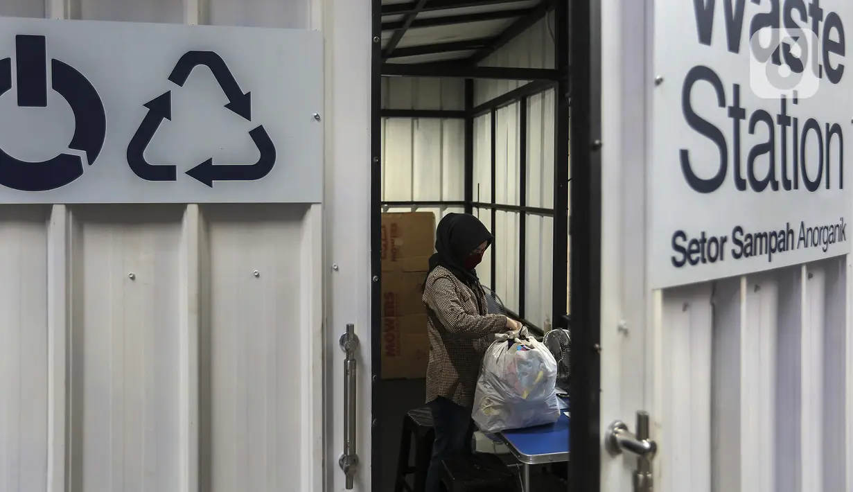 Pekerja memeriksa sampah anorganik yang disetorkan oleh warga di drop point rekosistem yang berada di Stasiun MRT Blok M, Jakarta, Jumat (5/3/2021). Sampah anorganik yang diterima kemudian dipilah dan didistribusikan ke pengolah sebagai bahan baku proses daur ulang. (Liputan6.com/Johan Tallo)