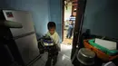 Sony Wakwaw membawa mobil mainannya saat tiba di rumah barunya di kawasan Cibubur, Jakarta Timur. Foto diambil pada Kamis (4/12/2014). (Liputan6.com/Herman Zakharia)